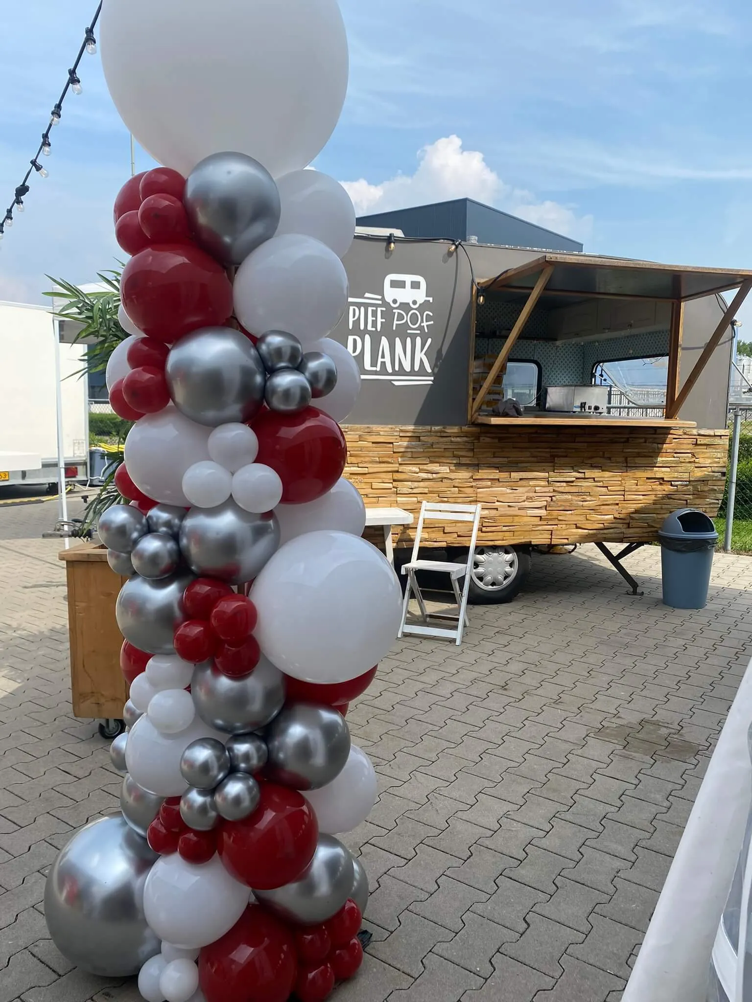 Foodtruck Pief Pof Plank met ballonnenpilaar op een privéfeest