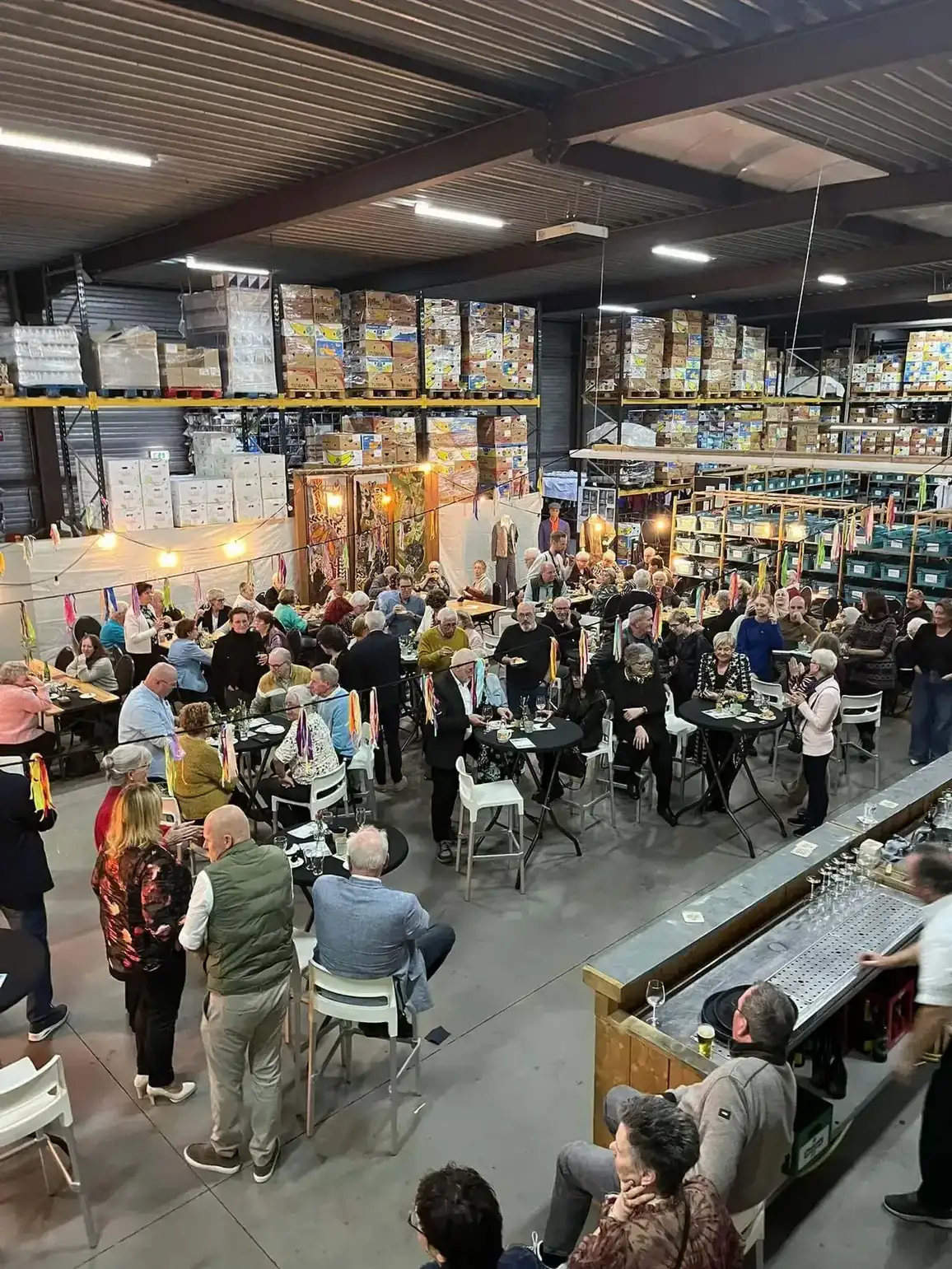 Feestelijk gedekte tafels op het 20-jarig jubileum van de Kledingbank in Maasbracht