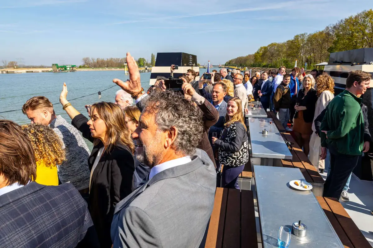 Feestelijke opening van het verruimde Julianakanaal, gezien vanaf het water