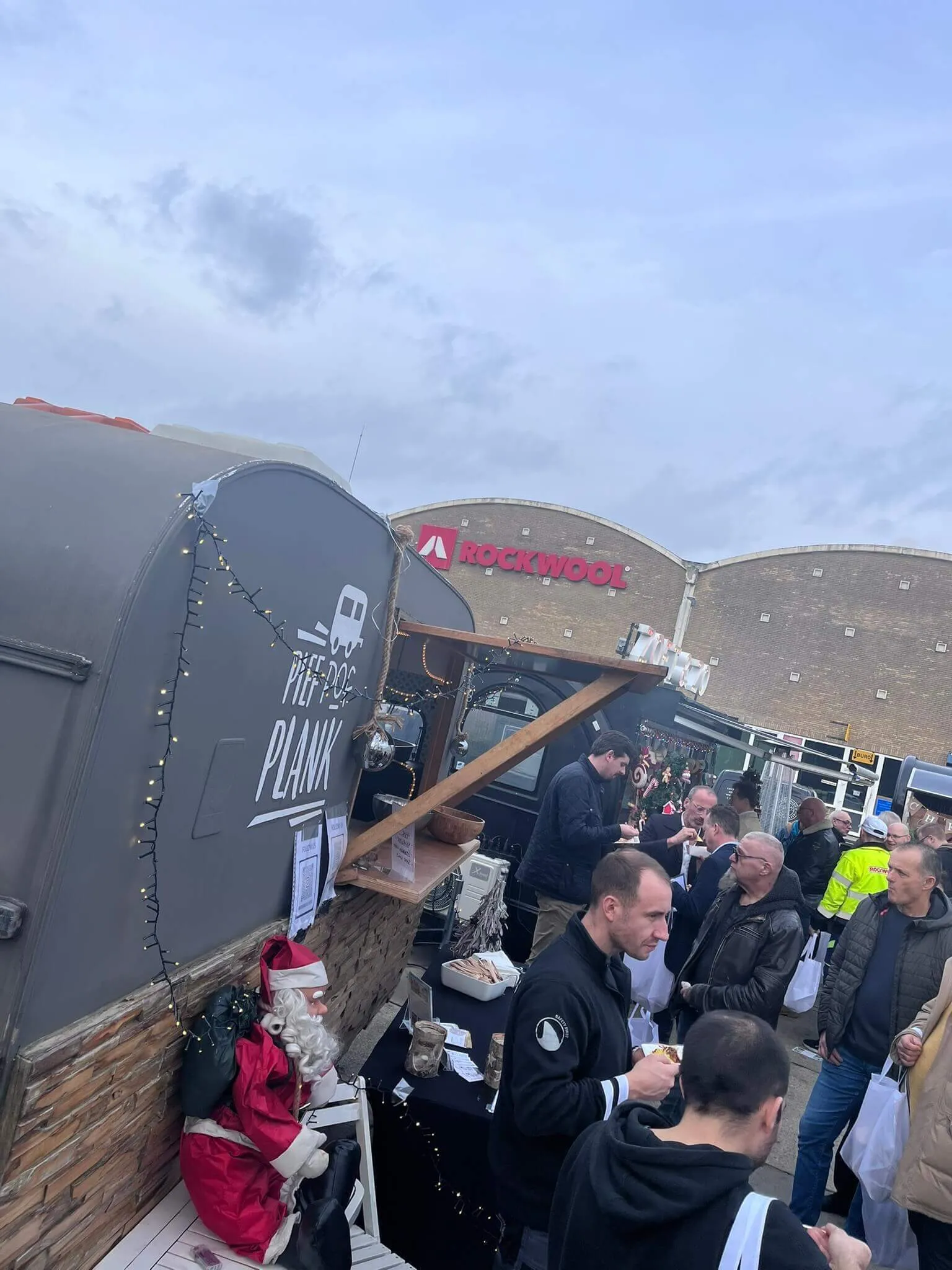 Foodtruck Pief Pof Plank serveert saté op de Rockwool Kerstmarkt in Roermond