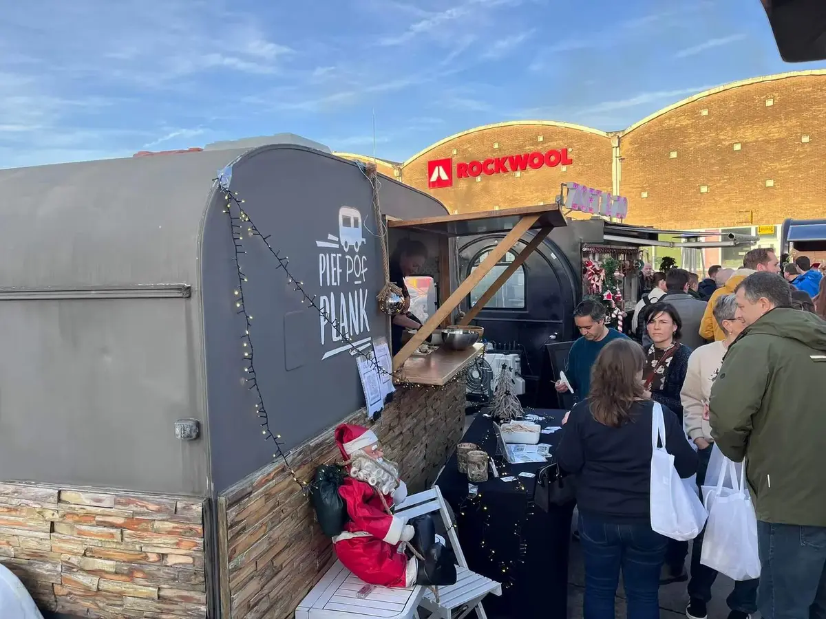 Foodtruck Pief Pof Plank serveert saté op de Rockwool Kerstmarkt in Roermond